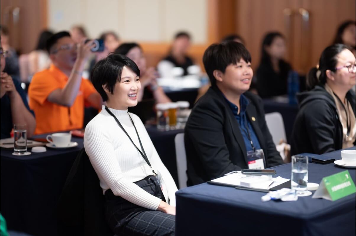 陪灶企業社品牌創辦人陳昀鎂（中）與渣打女力創業獎的其他參賽者