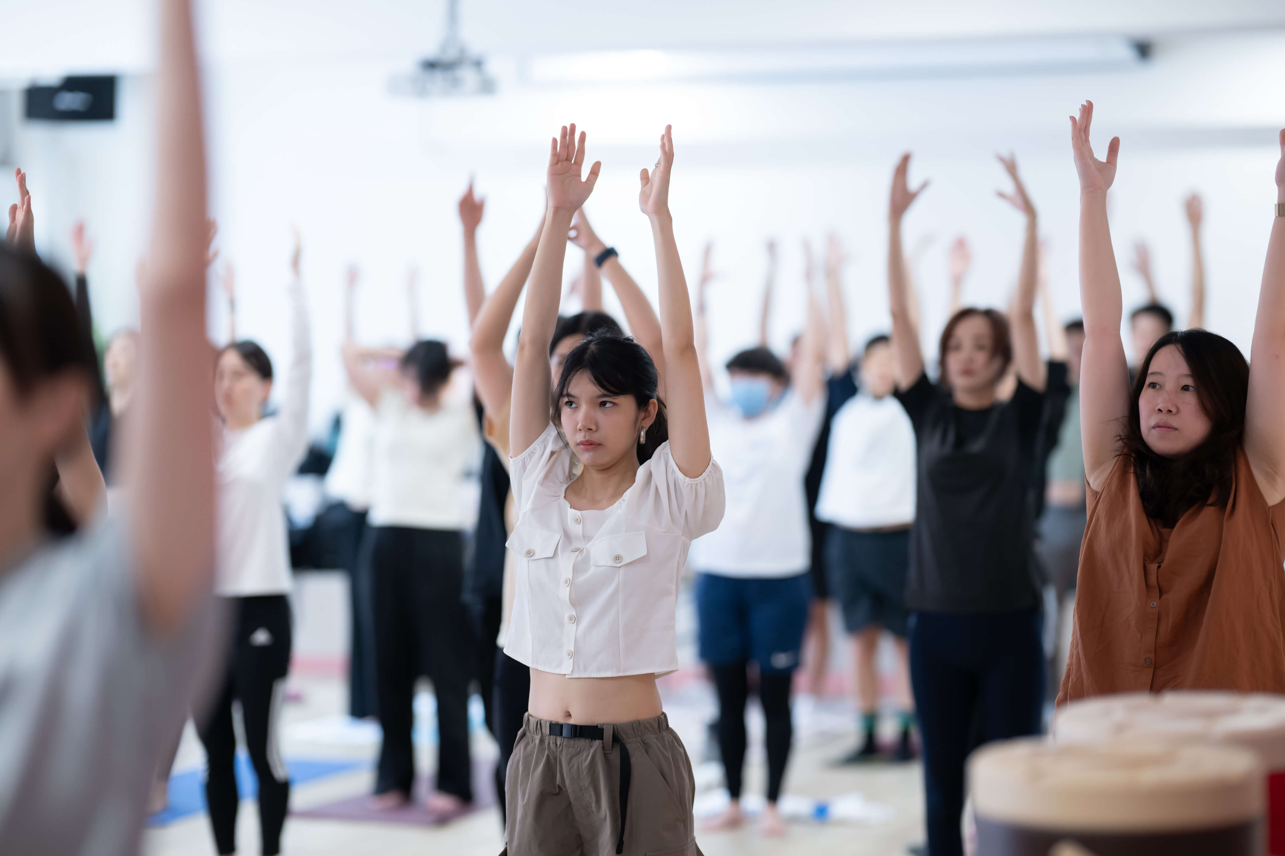 創業家在正念瑜伽課程伸展肢體、療癒身心