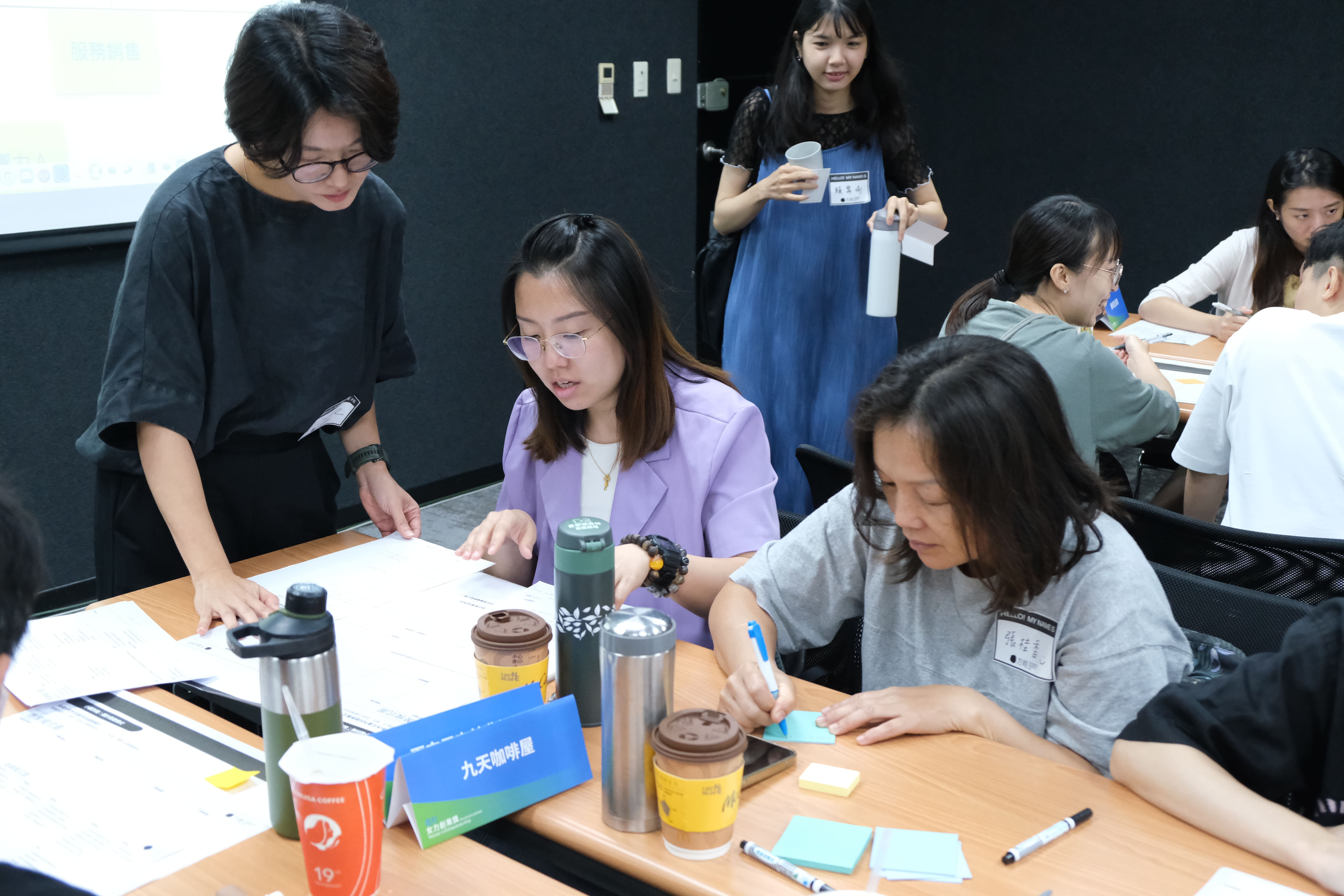 沈美君總監（左一）教導學員使用九宮格商業模式畫布釐清企業定位
