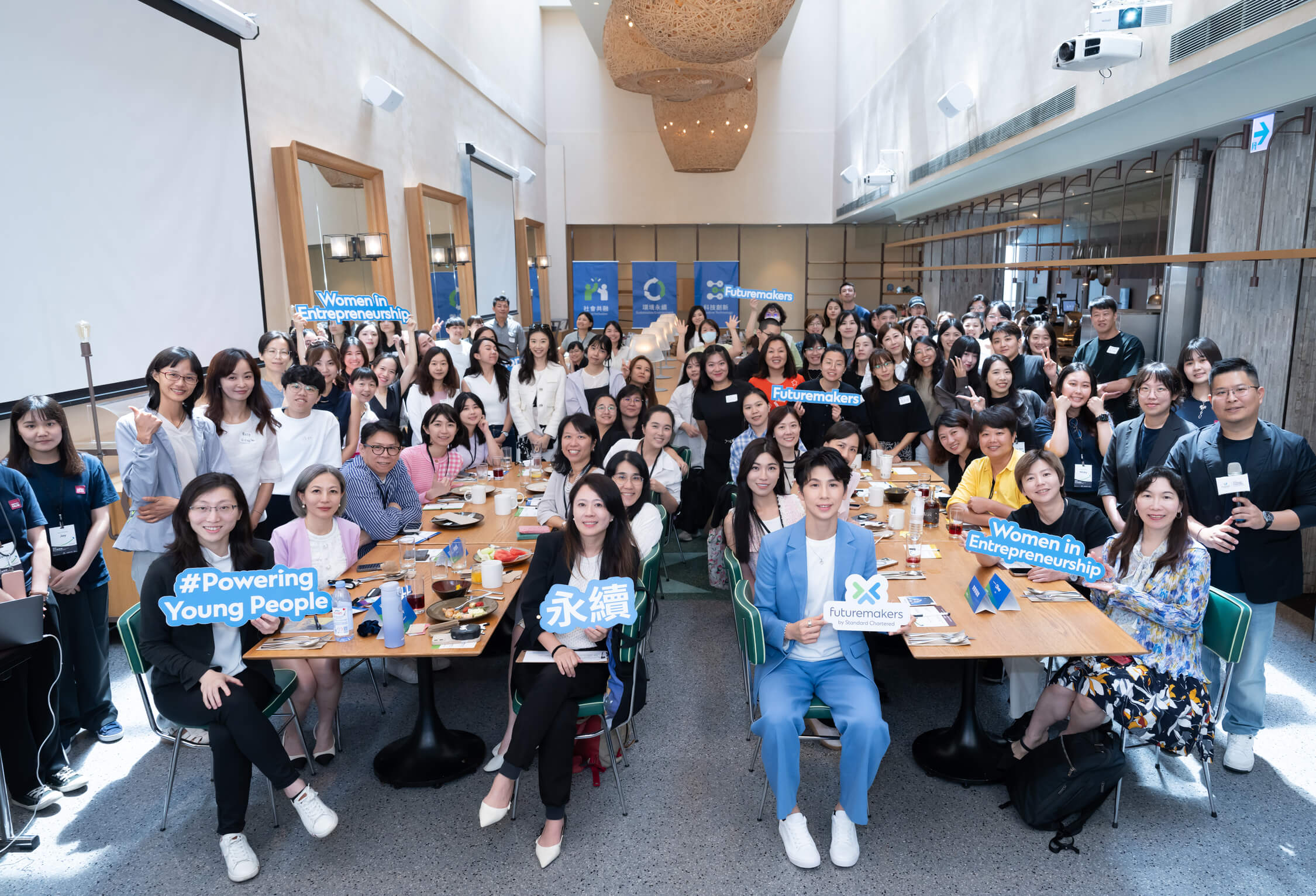 渣打銀行總稽核洪嫚君、財團法人中山管理教育基金會專案經理林香岑與台灣拳后林郁婷與全場女性創業家暢談心路歷程，激勵人心