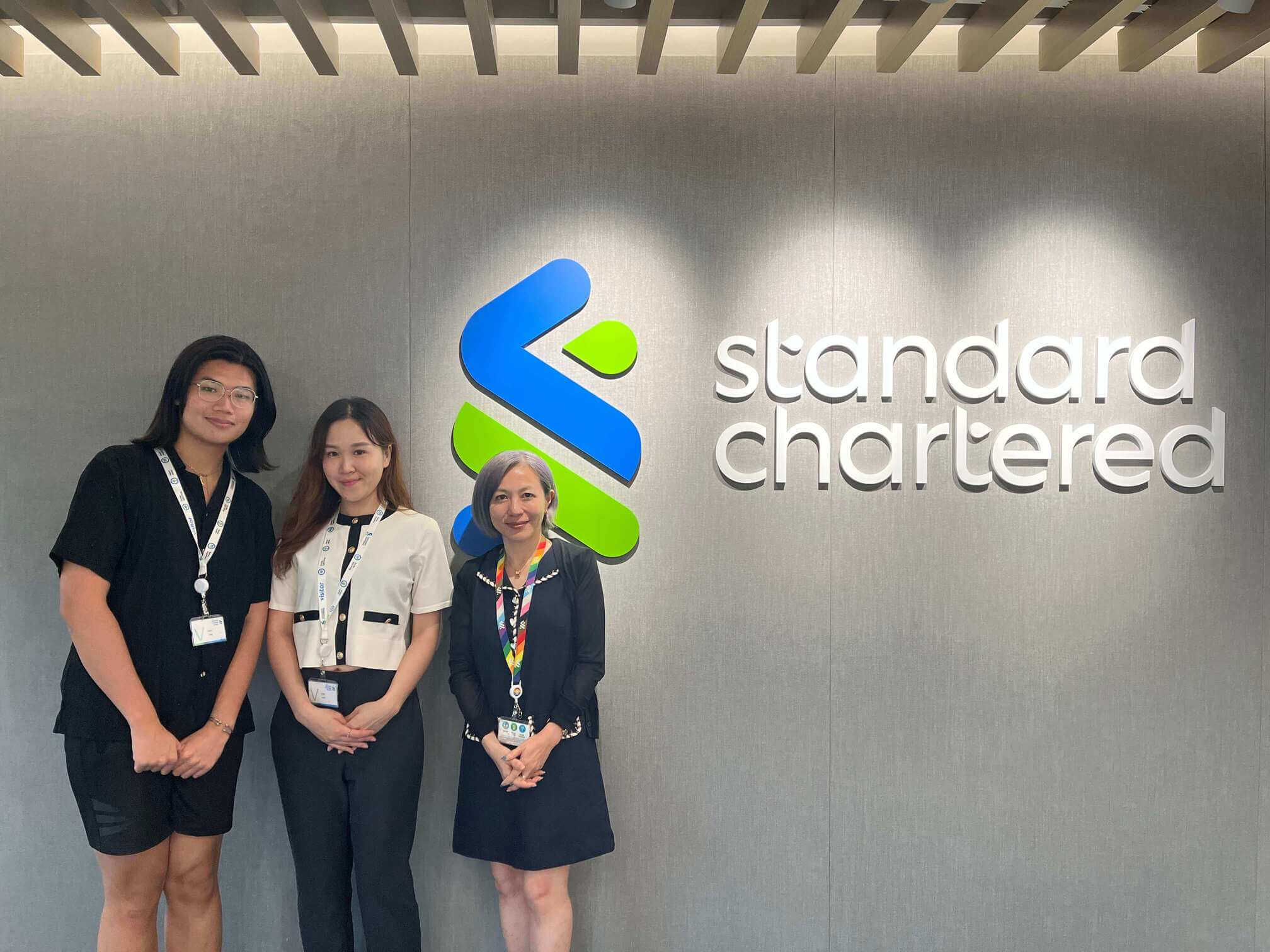 渣打內部夥伴（右）給予創業團隊導師諮詢服務